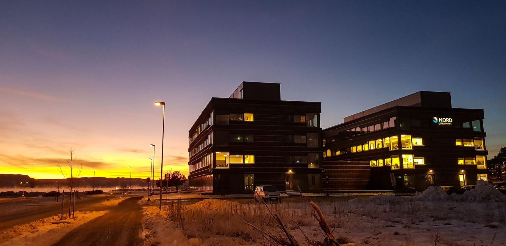 Stjørdal campus i solnedgang.